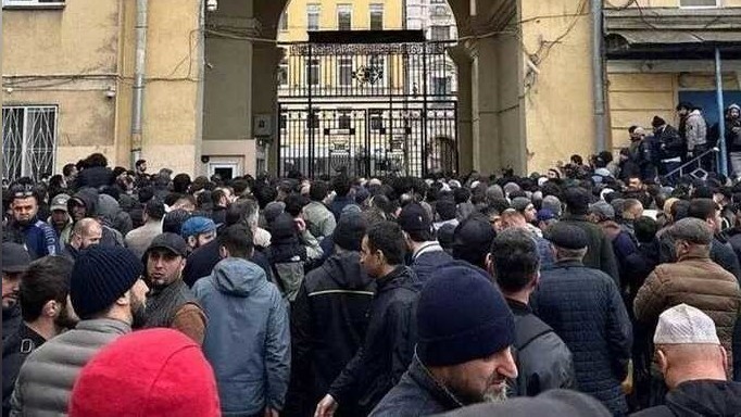 Санкт-Петербург шаарында миграциялык рейд өткөрүлүп, ондогон адам кармалып калды