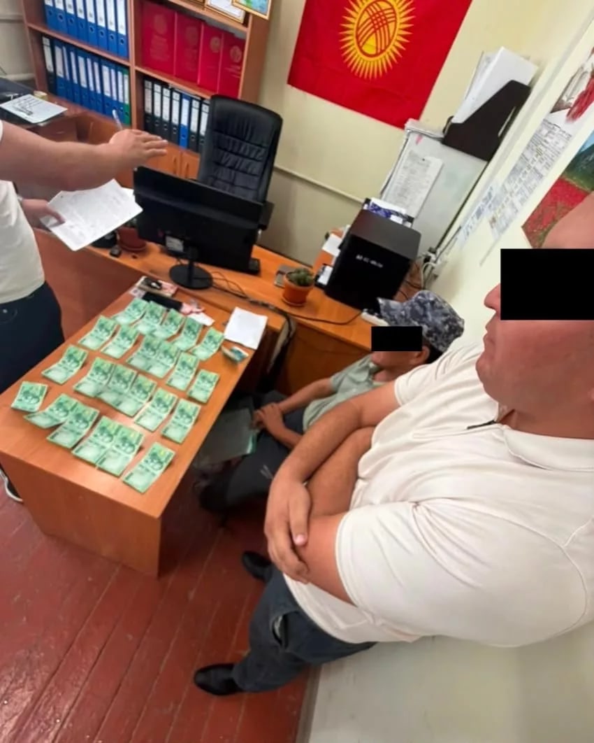 ГКНБ задержало сотрудников Тоо-Моюнского аильного аймака за вымогательство взятки
