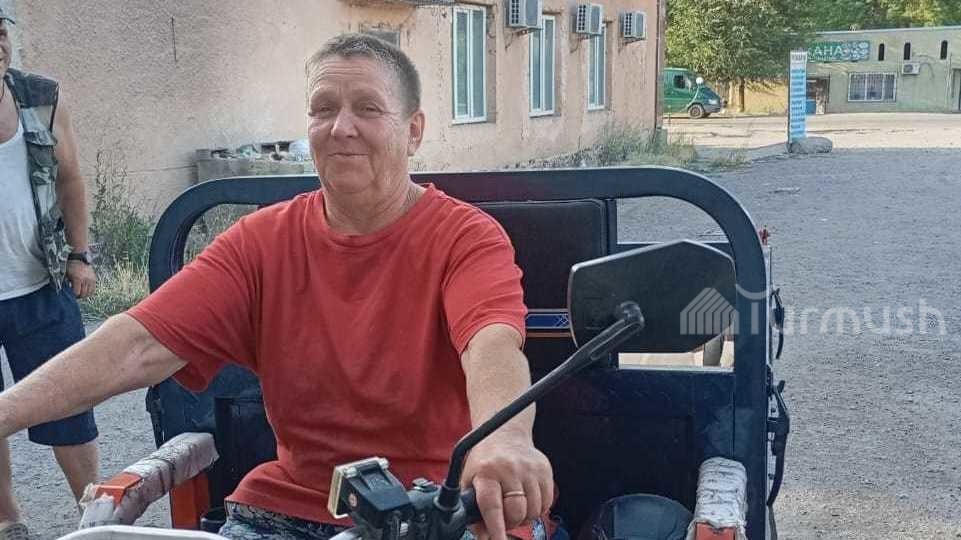 Каиндыда жашаган 60 жаштан өткөн аял трицикл менен жүк ташуу аркылуу киреше табат