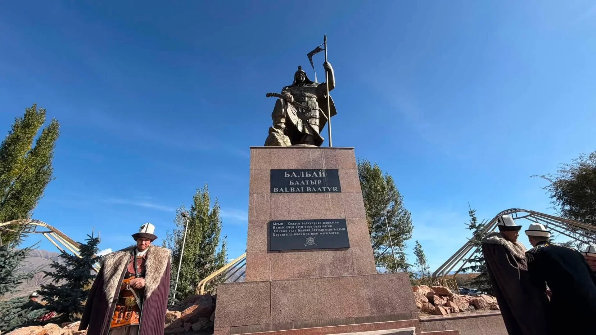 В селе Тюп открыт памятник Балбай баатыру: акцент на историческое наследие