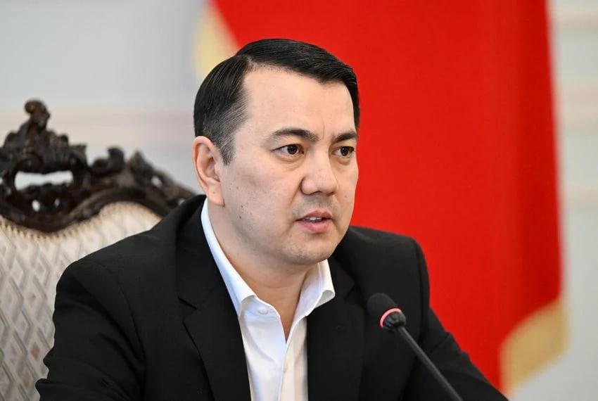 Жогорку Кеңештин төрагасы Ысык-Көлдөгү жаңы мектепти бүтүргөн үч окуучунун ЖОЖдо окуусун төлөп берүүгө убада кылды