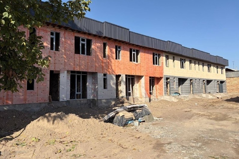 Манаста таунхаус куруу иши уруксат документтерисиз токтотулду