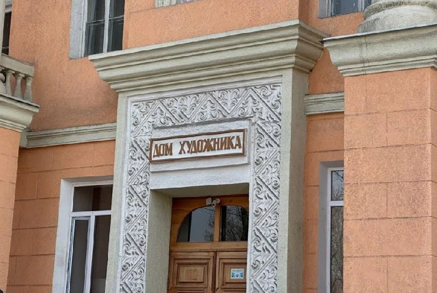 Сүрөтчүлөр палатасы: Бишкек мэриясынын бузулган укуктары тууралуу депутаттарды маалымдаштырышты