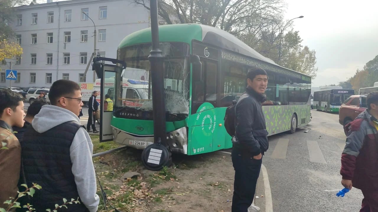 В Бишкеке электробус столкнулся с двумя кроссоверами, пострадали люди