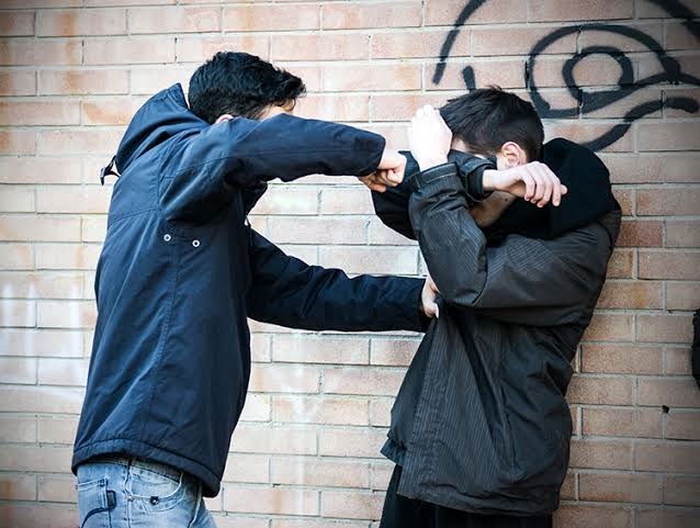 Трагедия в Сузаке: 10-классник скончался после конфликта с учениками старших классов