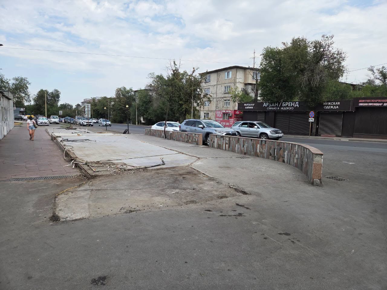 Кафе, возведенное на муниципальной земле Ортосайского рынка в Бишкеке, демонтировали из-за нарушения условий аренды