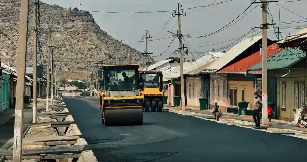 В Оше приступили к укладке нового асфальта на улице Абдувалиева