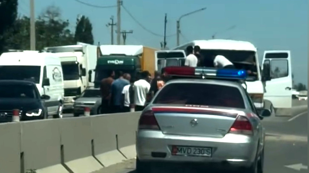 Александровкада Бишкек–Кара-Балта трассасында Мерседес үлгүсүндөгү жүк ташуучу унаа тосмого учурады, жабыркагандар бар