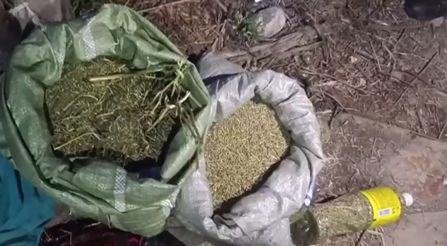 Бишкекте үч эркек адам дээрлик 10 килограмм наркотик алып жүргөн учурда кармалды