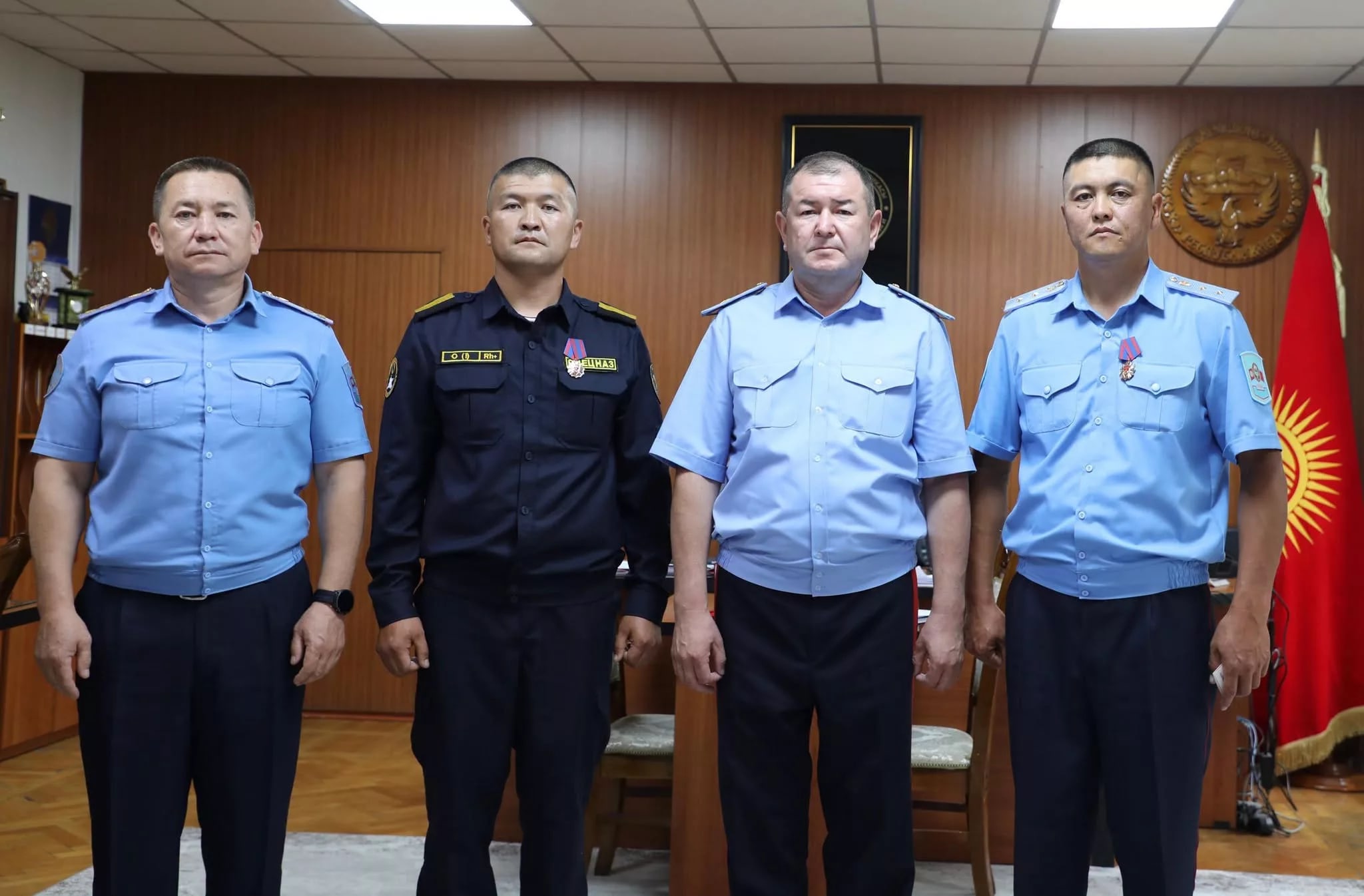 В МВД Кыргызстана двух милиционеров наградили медалью «Каармандык» за спасение людей