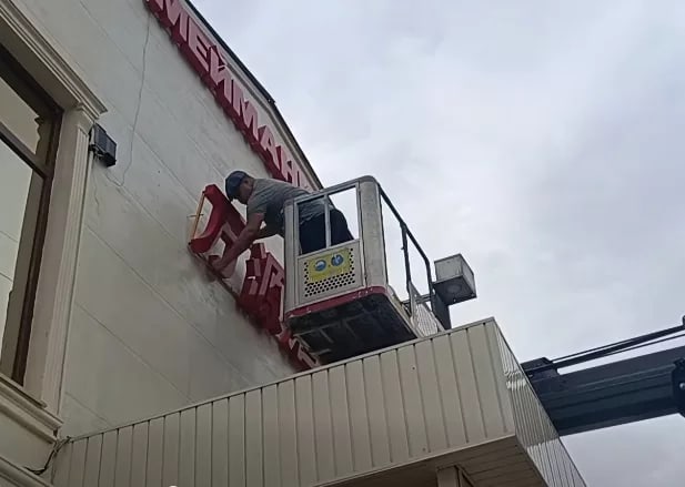 Манас шаарында кытай тилиндеги жазуулар алып салынды