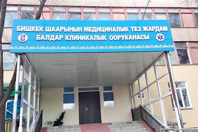 Бишкекдеги соода борборунда кичинекей бала үчүнчү кабаттан түшүп кетти