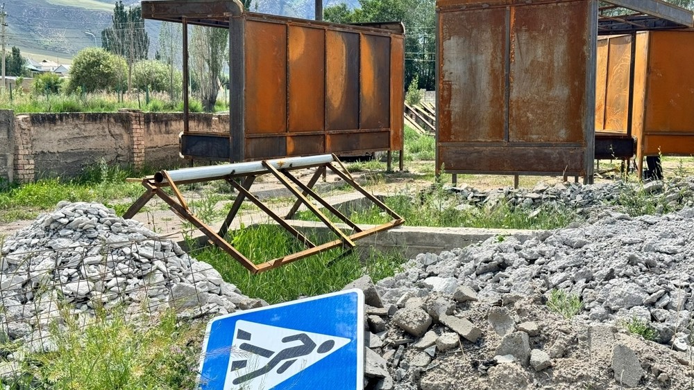 Нарындын борбордук көчөсүндөгү ремонт 727 млн сомго бүтпөй иретеске кетти