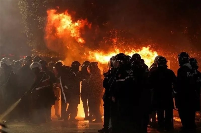 В Тиране пострадал 51 полицейский и задержано около 70 человек во время студенческих протестов