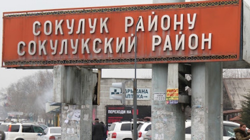Сокулук районунда кеме-автобус жүкчуу көлбөгөрүнө кесилишкен: жол белгиси көрүнбөй калгандыгынан