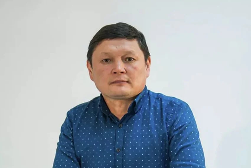 Кыргыз тили боюнча экзаменди кайра тапшырган Кыргызстандын мурунку каржы полициясынын башчысы Сыймык Жапыкеев