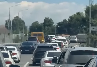 Массовый приток отдыхающих вызвал серьезные пробки в Балыкчы и Чолпон-Ату