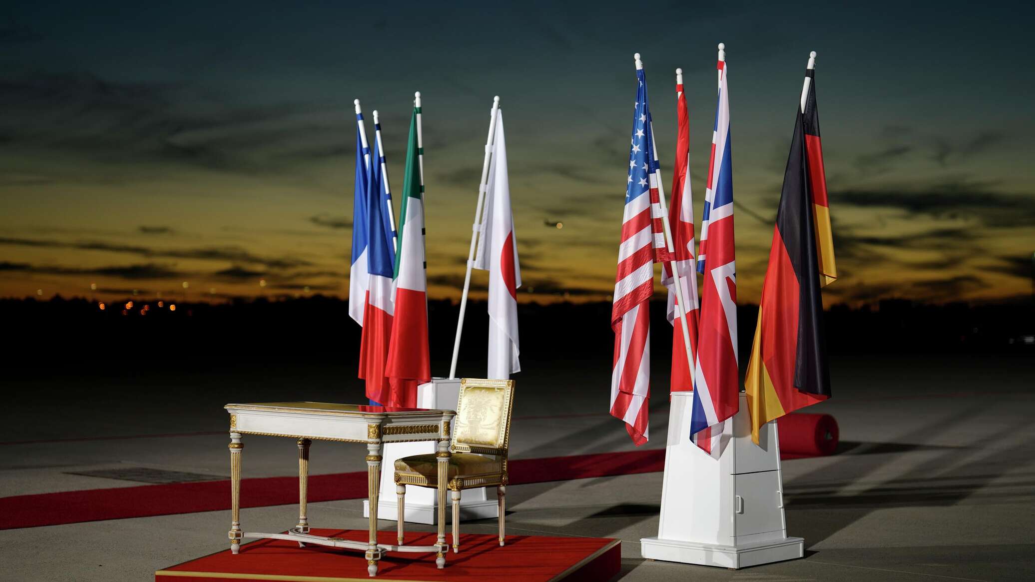 G7 өлкөлөрү Россия активдерин кирешесине карата Кыргызстанга 50 миллиард доллар кредит берген