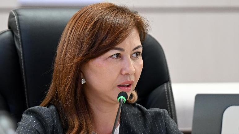 Депутат Махабат Мавлянова раскритиковала качество дорог в Бишкеке: "Асфальт стал как пластилин"