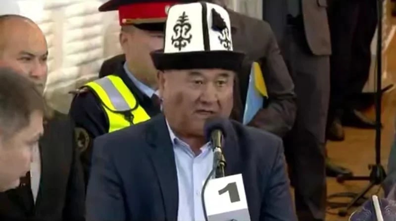 Президент Садыр Жапаров Кадамжай районунда жаңы оорукана курууну тапшырды
