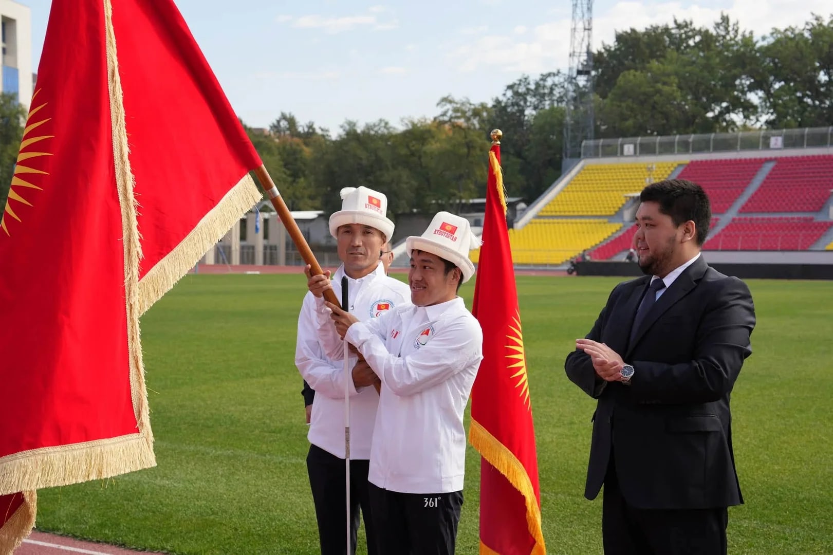 Кыргызстандын спортко командасына Япониядагы V Азия параолимпиадасына катышуу алдында туу тапшырылды