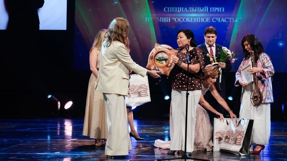 Кыргызстандык Айсулуу Айтимбетова «Өзгөчө бакыт» эл аралык сыйлыгына ээ болду