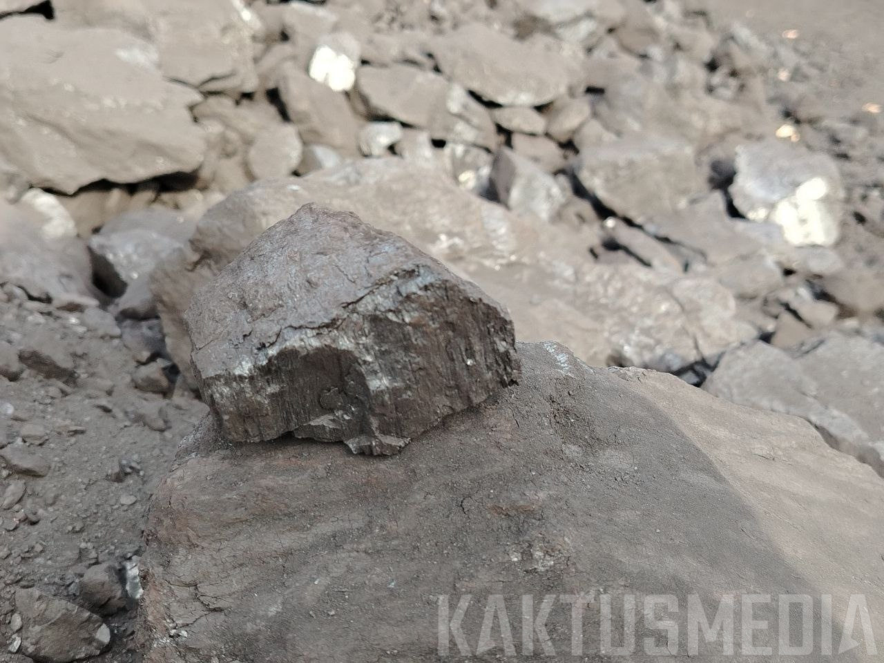 Кара-Кечеден 10 күндүн ичинде 8 миң тоннадан ашык көмүр сатылды; жеткирүү көлөмү өсүп жатат