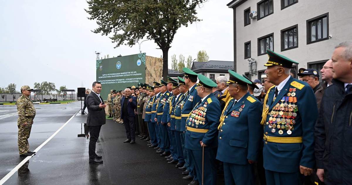 Садыр Жапаров выделил 30 млн сомов на поддержку и поощрение военнослужащих