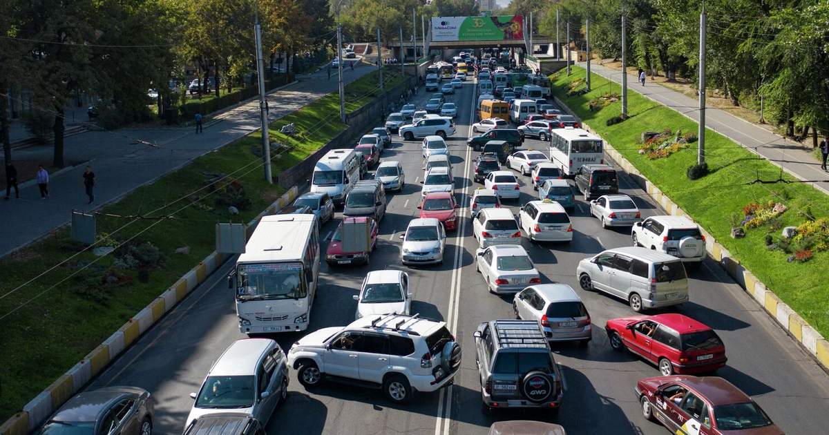 Инфраструктура Бишкека рассчитана на 350 тысяч машин, а ежедневно на дорогах циркулирует 750 тысяч