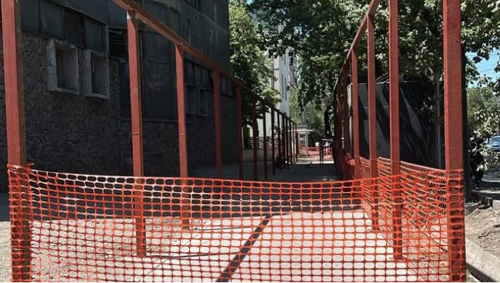 Жибек Жолусу проспектиси боюнча тротуар ээсиз калды: калк нааразы болду