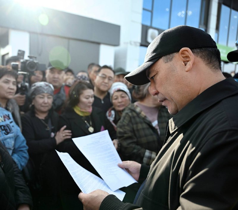 «Мадина» базарындагы 70 миң долларлык контейнер маселеси Садыр Жапаровго кайрылгандан кийин чечилди