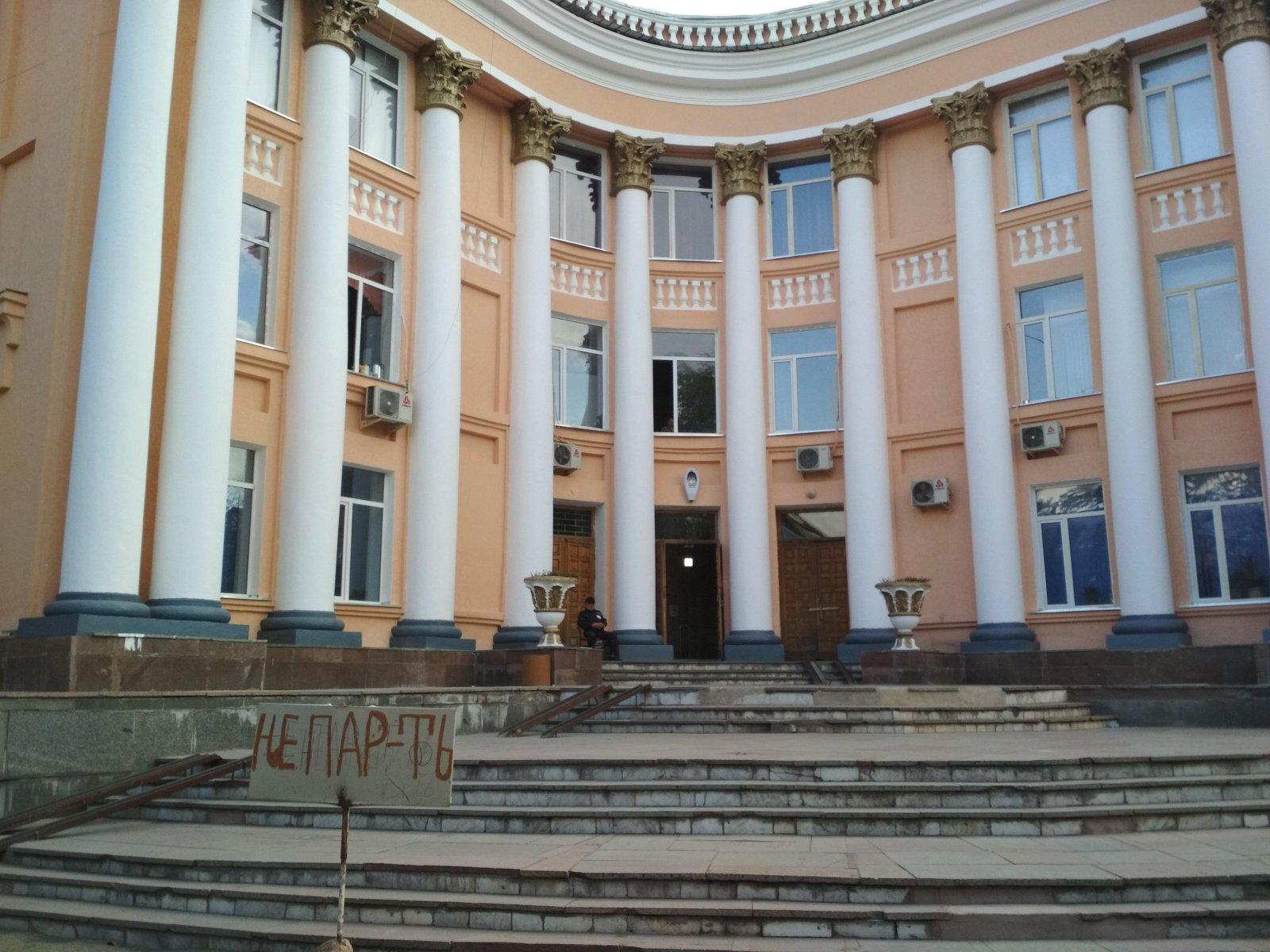 Бишкек шаарындагы Улуттук госпиталда медициналык кызматтардын баасы жогорулады
