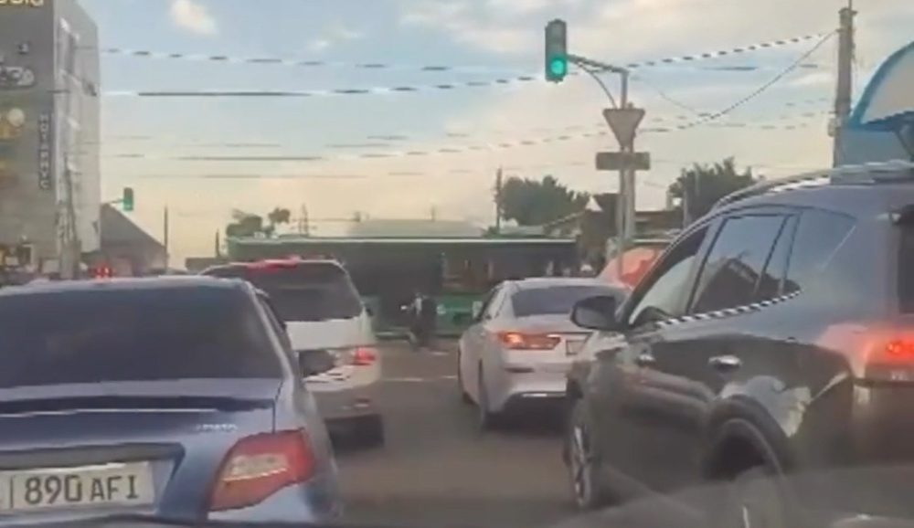 В Бишкеке оштрафовали водителя автобуса за создание помех и пробку на перекрестке