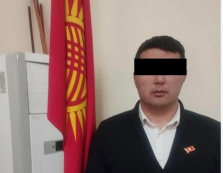Главе горкенеша в Кара-Суу обвиняют в получении денег с помощью поддельного диплома и продаже муниципальной земли