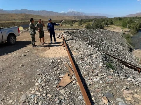 В Чаткале провели проверку соблюдения норм землепользования и водозабора золотодобытчиками