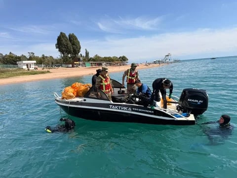 Водолазы извлекли отходы со дна Иссык-Куля в Чолпон-Ате и Бостери