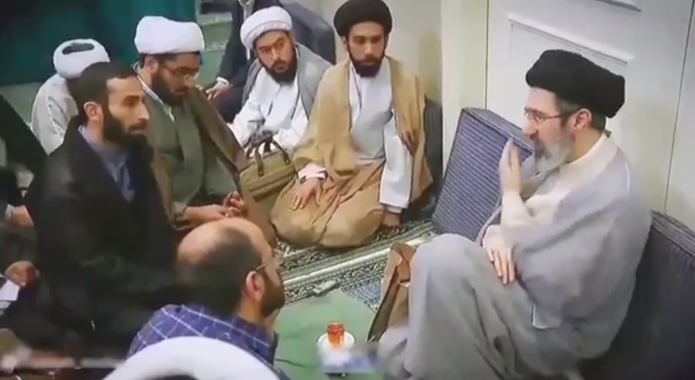 Иранда Моджтаба Хаменеи Жогорку лидер болуп дайындалгандан кийин биринчи жолу видеого түштү