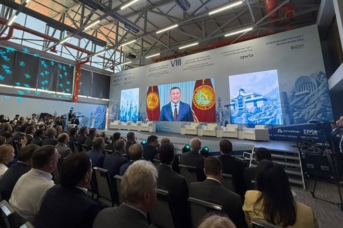 Садыр Жапаров призвал российских бизнесменов инвестировать в экономику Кыргызстана на форуме на Иссык-Куле