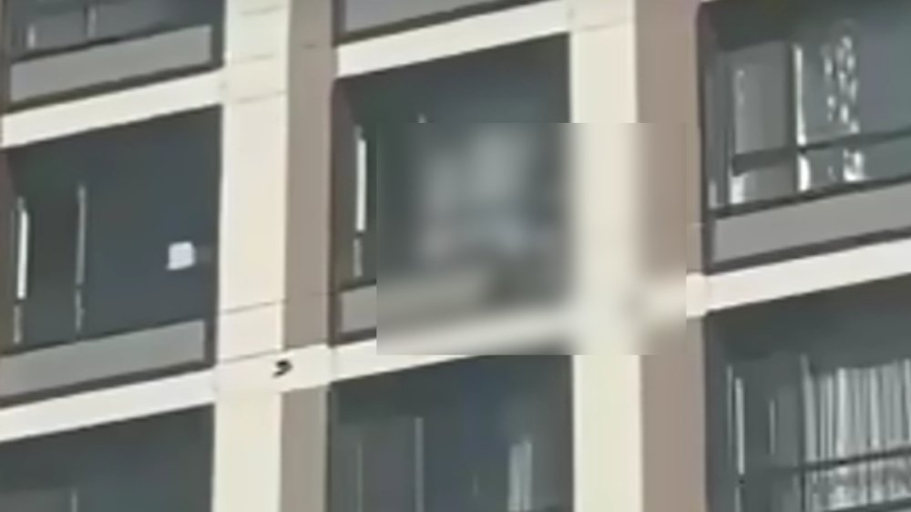 Трагический инцидент в Астане: женщина и ребенок погибли после падения с 15-го этажа