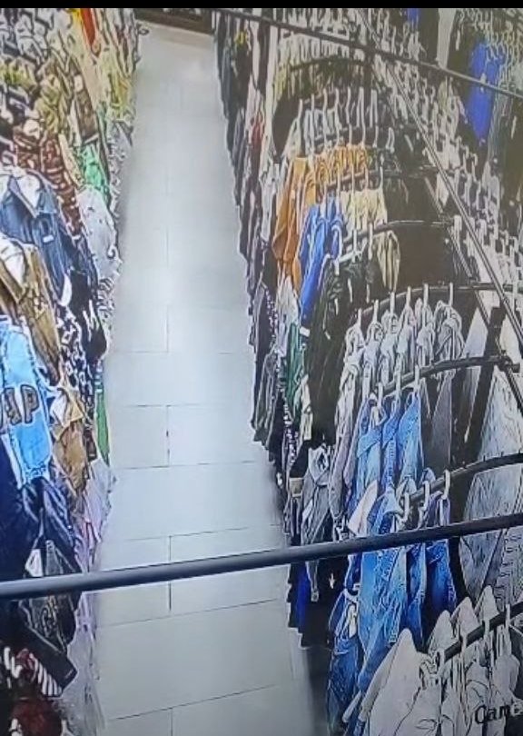 Балыкчыдагы соода борборунда бала кийимин отко тутантты: өрт алдын алынды