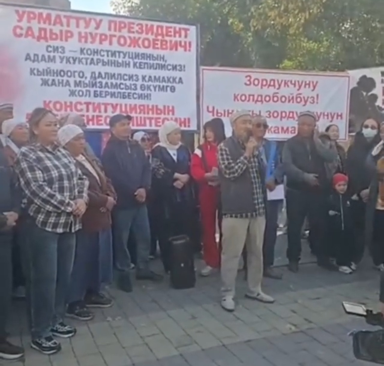 Секстуалдык кылмыш үчүн сотто трунакка түшкөндордун туугандары Бишкекте митингке чыгып, иштерди кайра карап чыгууну талап кылууда