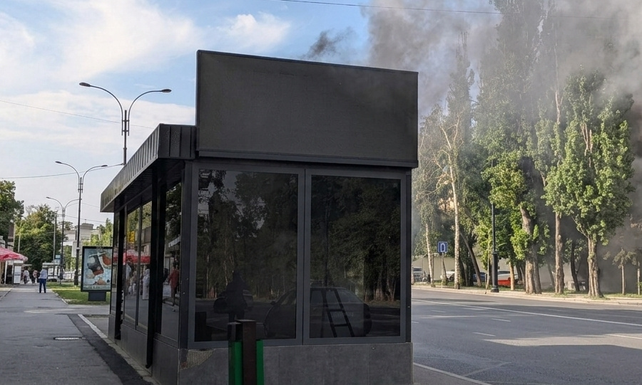 В Бишкеке зафиксирован пожар на автобусной остановке в 8-м микрорайоне