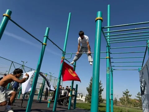 Бишкекте ачык «Street Workout» чемпионаты өткөрүлдү: жеңүүчүлөр сыйланган