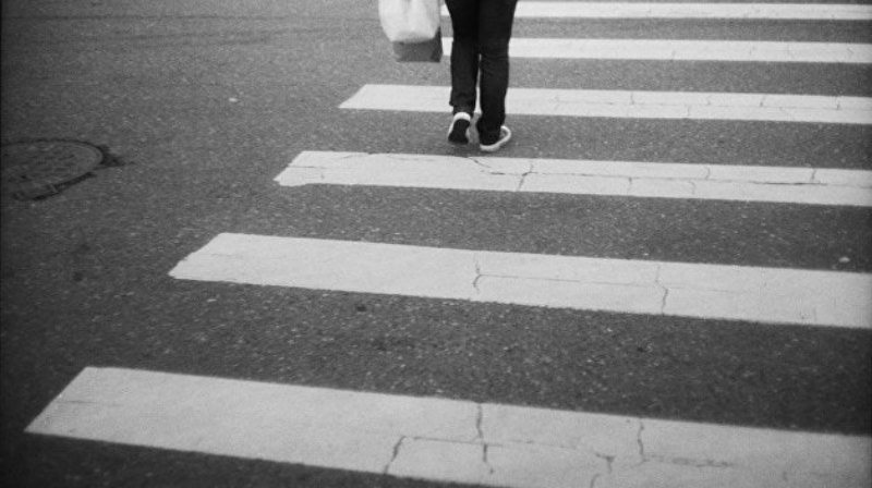 Бишкекте Фучика көчөсүндө автобус эки кызды сүзүп кетти