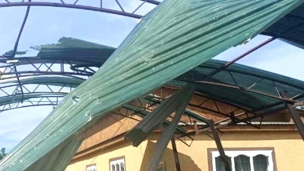 Күчтүү шамал Ак-Терек айылындагы үйлөрдүн чатырларын алып кетет