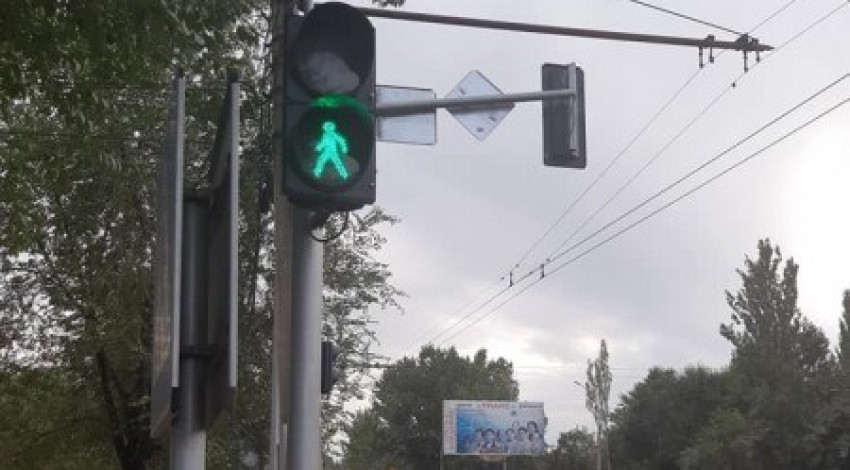 Бишкек шаарында светофорлордун иштөө тартиби өзгөртүлүүдө: жөө жарандарнын кооптонуусу күчөп жатат