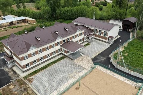 В селе Ак-Кочкор открылся новый корпус школы на 150 мест в Джети-Огузском районе