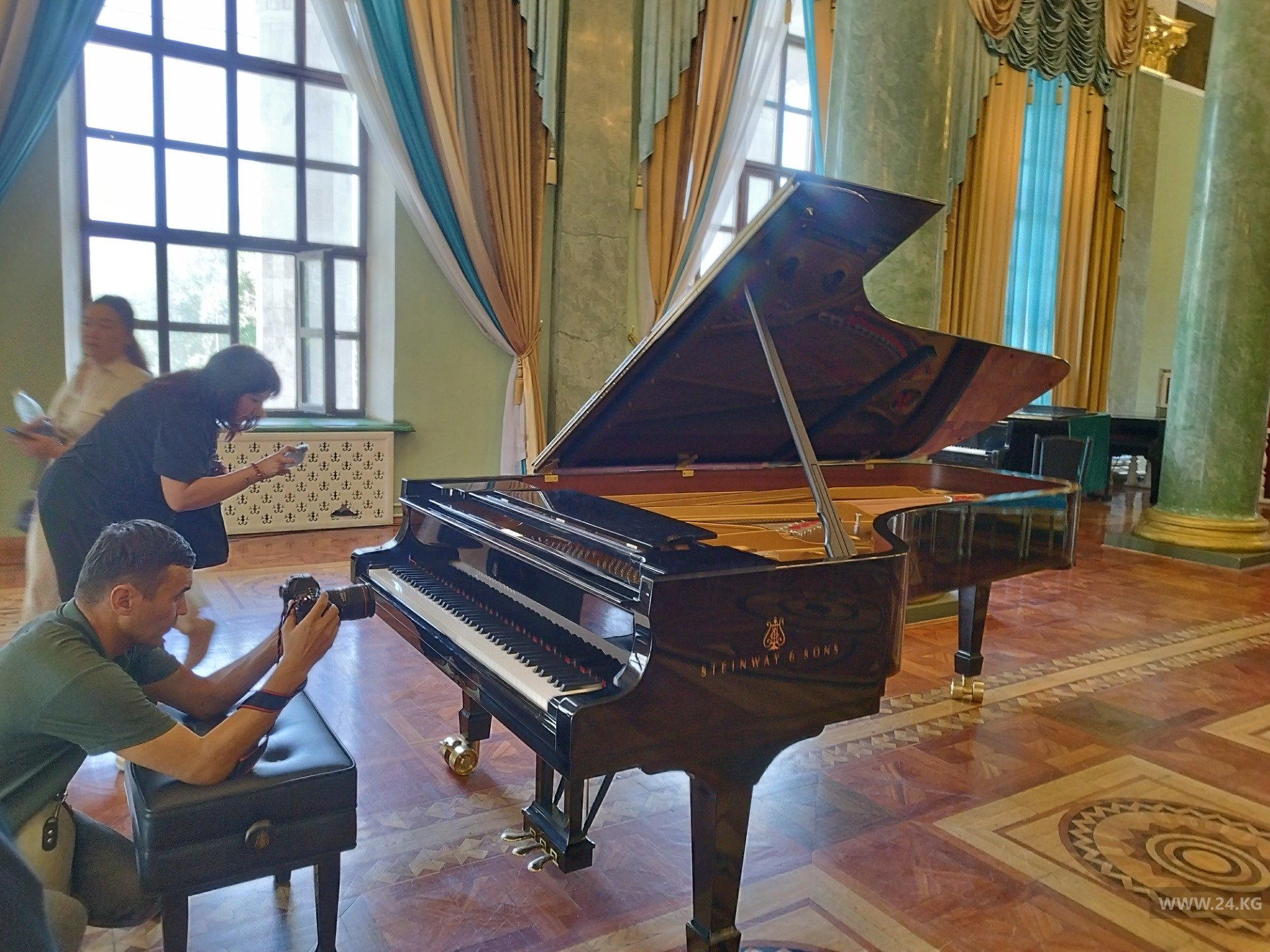 Театр опера жана балетте орнотулган жаңы Steinway & Sons роялында баарына ойноого уруксат берилбейт