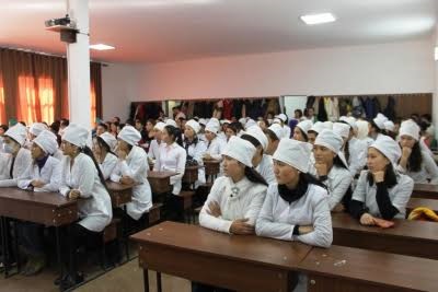 Кыргызстанда биринчи жолу медициналык колледждер мамлекеттик аккредитациядан өттү: кимге макулдук берилген жок