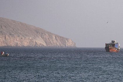 Танкер подорвался на мине в Ормузском проливе; Иран обещает атаки на суда